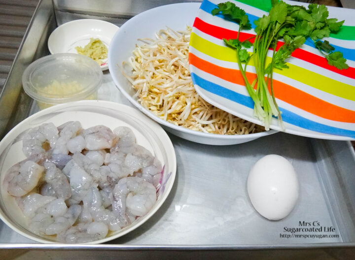 Clockwise from bottom left: Shrimp, Garlic, Ginger, Beansprouts, Cilantro, Egg