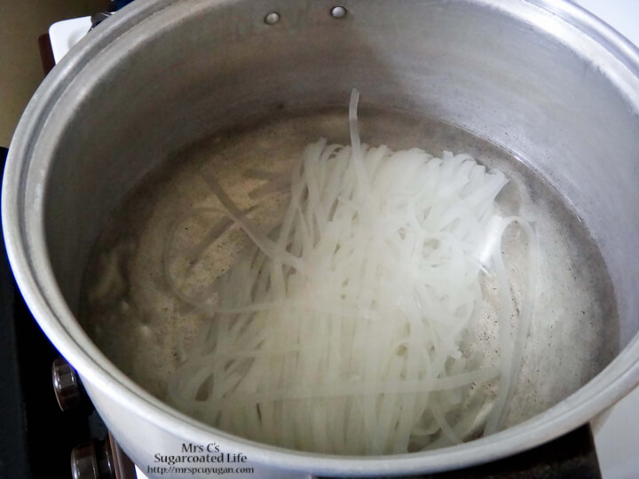 Boil the water first, turn off the heat, and then submerge the noodles.