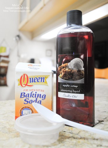 Bakig Soda, Apple Crisp scented oil (yumyum!), an old plastic container and a plastic spoon